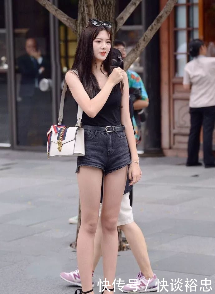 整体|小姐姐脚上一双绑带设计的黑色高跟凉鞋,给整体添加了不少的分数