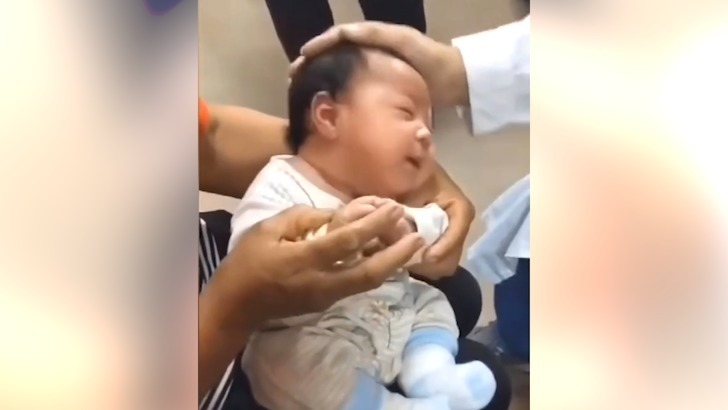 宝宝|萌娃非常享受别人摸头, 一副很享受的样子, 让人忍不住笑出声