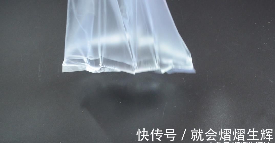 花盆上放一个塑料袋, 没想到还有这个妙用, 看完这招你会感谢我的