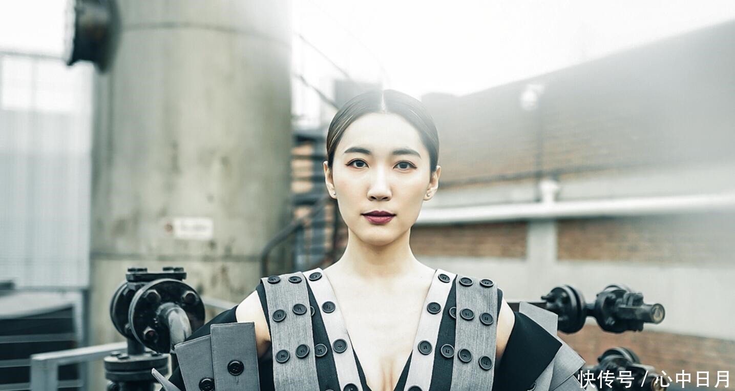 闫鹿杨受邀出席中国国际时装周 驾驭时尚美艳动人！