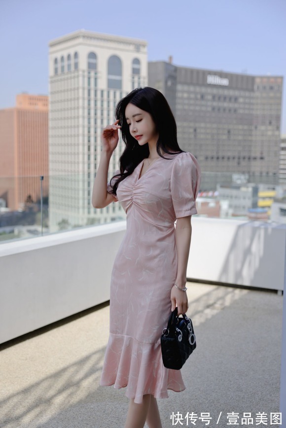 时尚&女神孙允珠时尚搭配:微甜蜜桃科尔多瓦经典刺绣裙