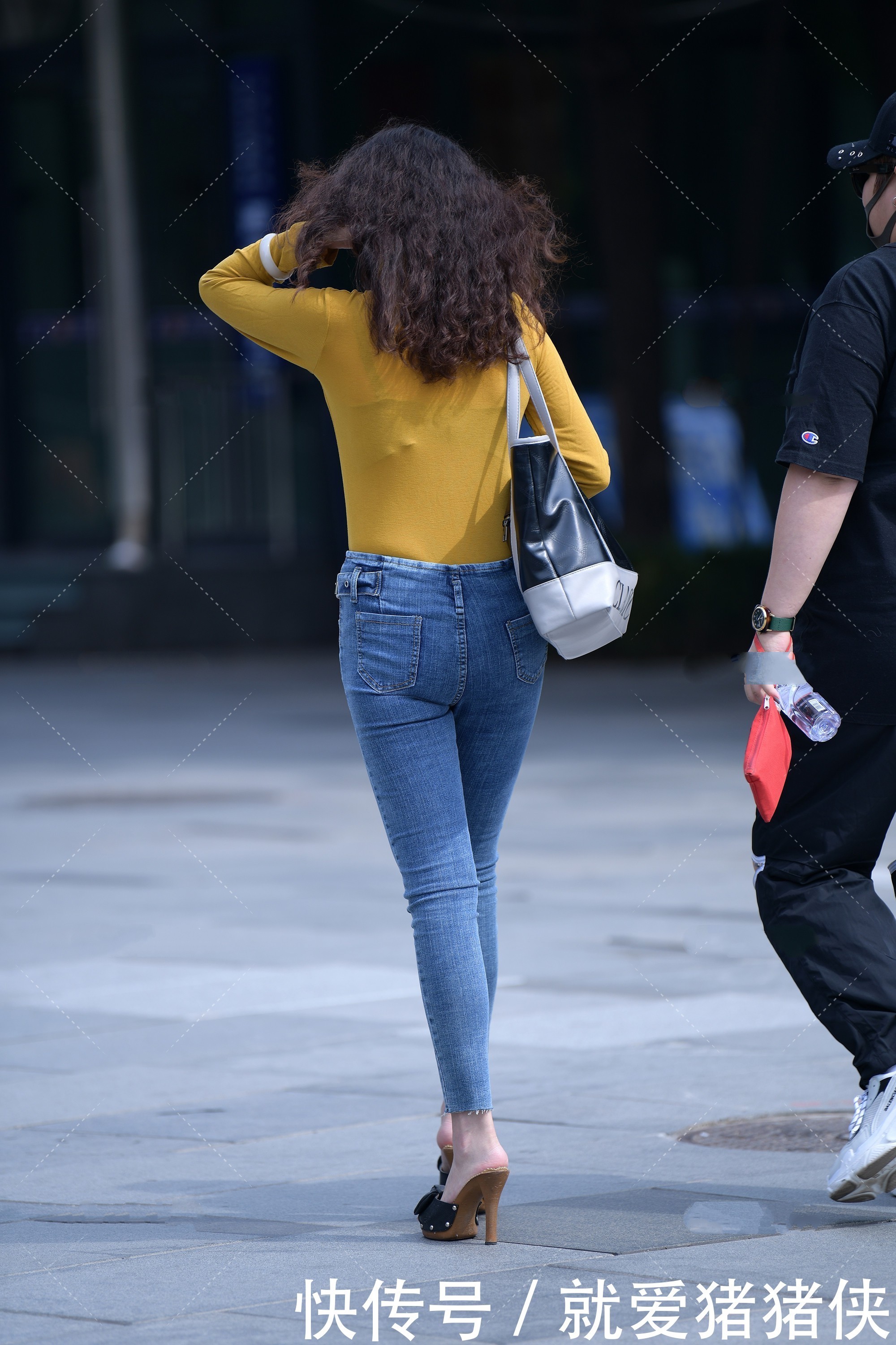 打底|高领打底衫,搭配蓝色裤子,简单的衣服搭配起来也很好看