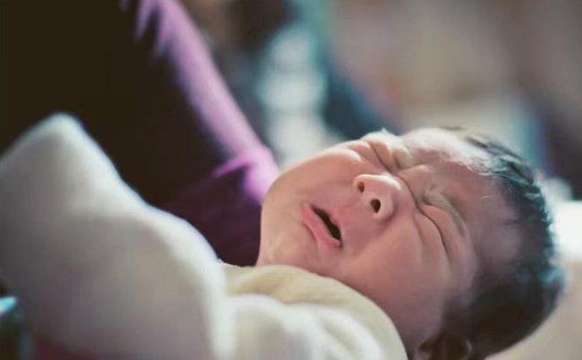 宝宝|宝宝睡觉时喜欢“抱大腿”，宝妈累到腿抽筋，是娃有了坏习惯吗？