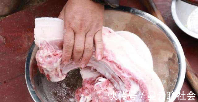 白酒|腌腊肉,放多少盐合适?牢记这个比例,腊肉鲜香入味,不长毛不臭