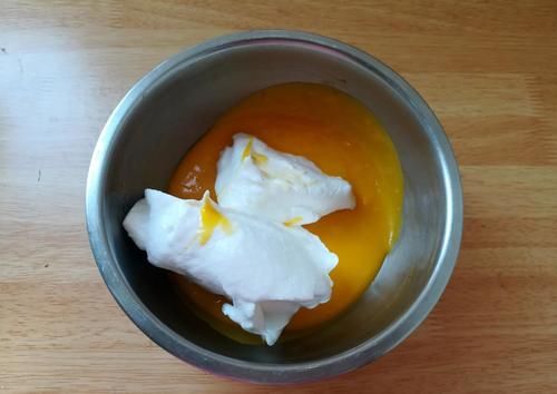 儿子请同学来做客，我用4个鸡蛋做10个小蛋糕，孩子们超爱吃