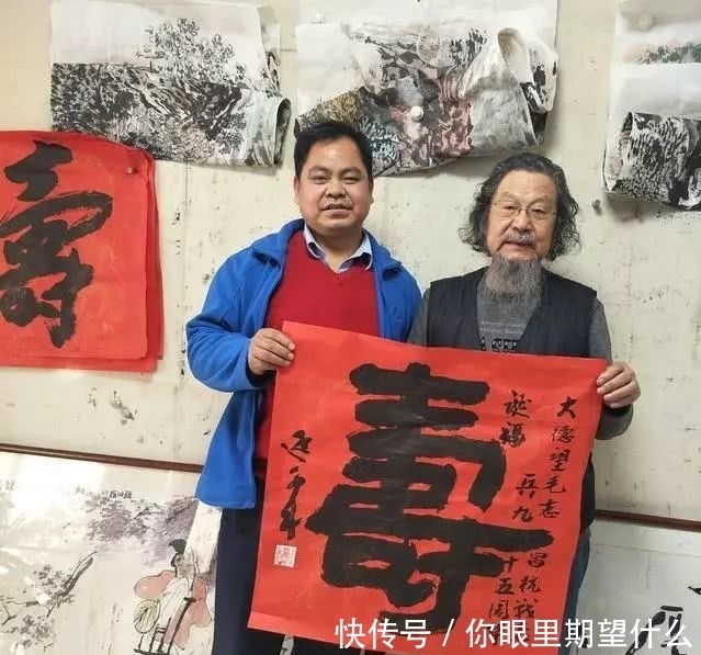 王延|书法家为90岁以上老人送“寿”字,3年送900幅,充满正能量