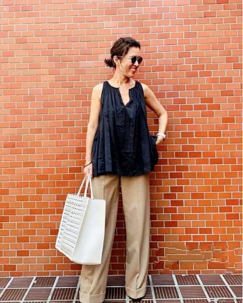 穿搭 48岁的她长相普通,个子不高,却因为会穿搭,成为了一名时尚博主