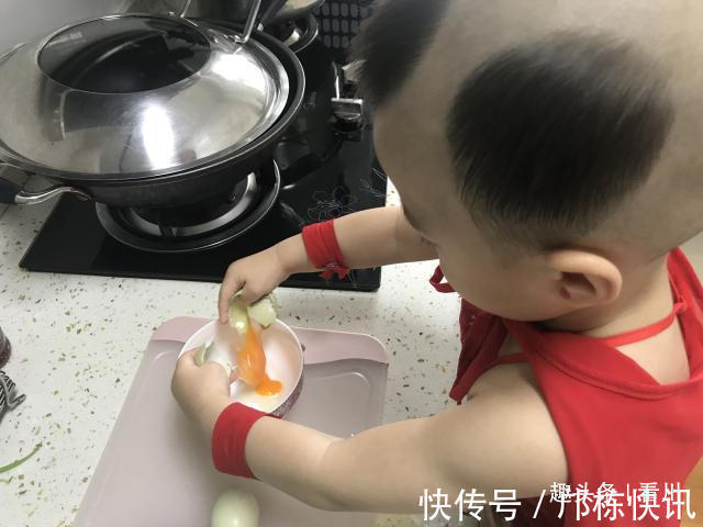 丈母娘|2岁小孩成“暖男”走红,每天给妈妈做饭,网友争相预订“女婿”