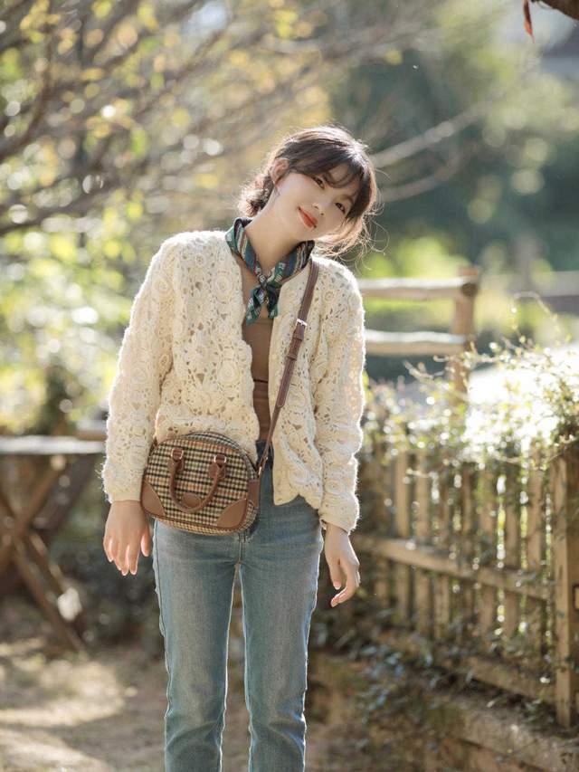 马甲|秋冬怎么能少了毛衣呢!经典款浅蓝色毛衣搭配白色半身裙,太美了