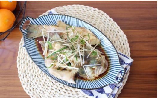 鲈鱼最简单的家常做法,鲜嫩少油,在家也能做出大厨的档次