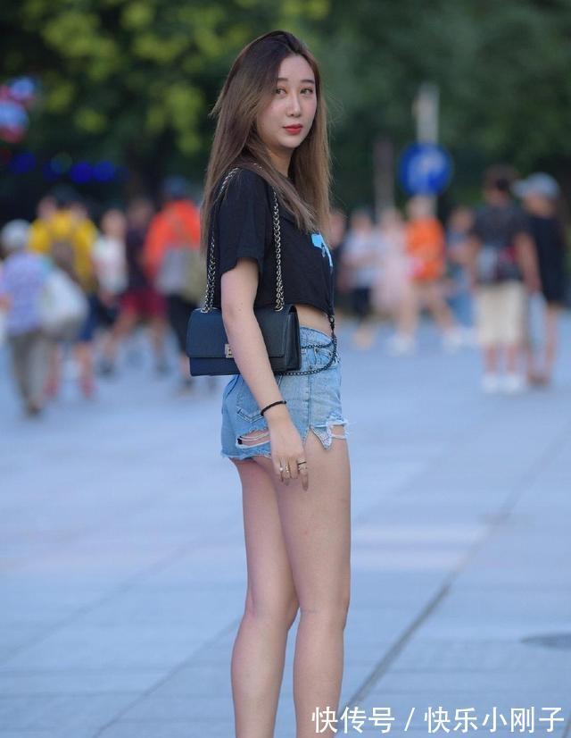 协调|黑色个性短袖搭配蓝色短裤,色彩协调,有助于塑造整体的和谐感