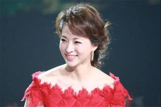 “为什么要让儿子加入美国国籍?”面对记者的质疑,董卿做出解释