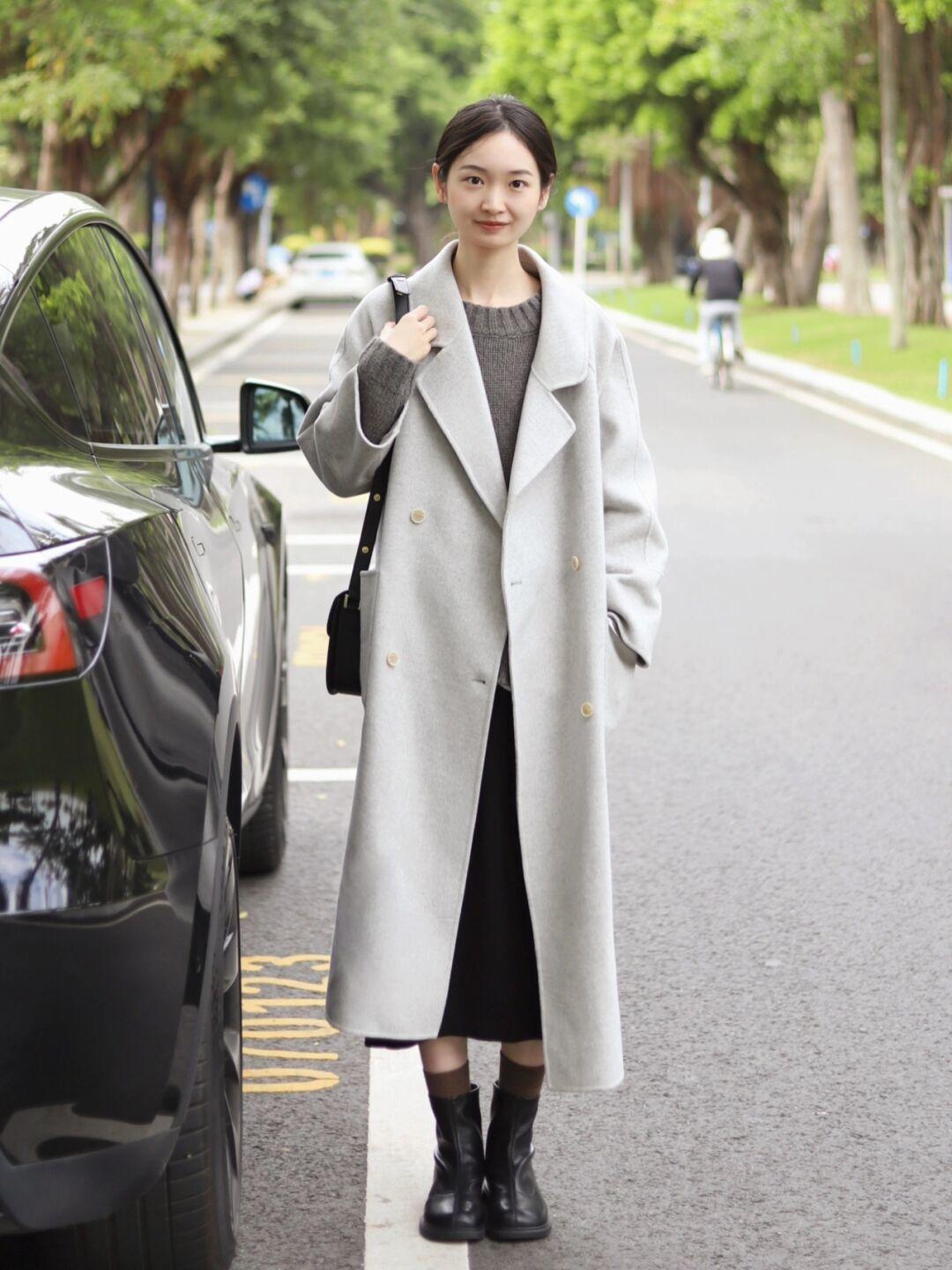 毛衣 冬天打底衫怎样选?一件红色针织衫+白色牛仔裤,休闲又显气色!