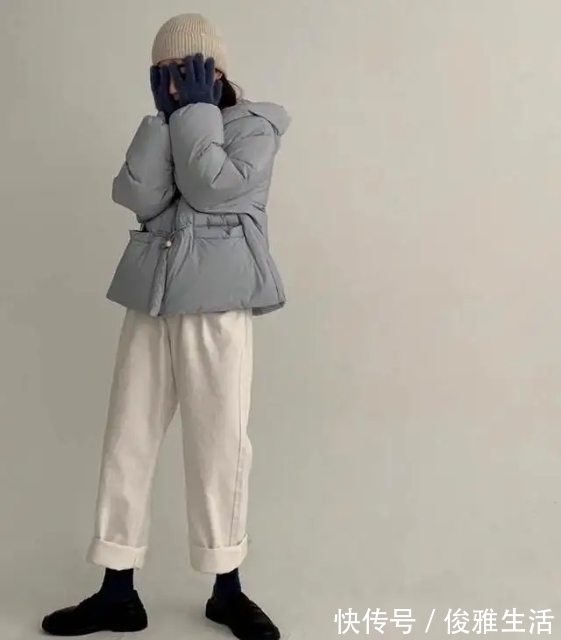 半身裙 今年冬季,羽绒服流行穿“短”不穿长,学会这样搭配,真显高