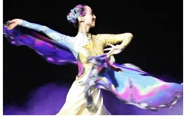 聋哑人|湖北姑娘，2岁失聪，却能上春晚表演千手观音，如今怎么样了？