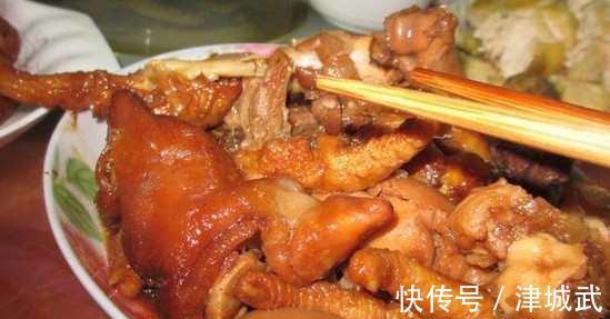 朋友请客吃饭 三个人花了几百块 这饭菜太“豪”了