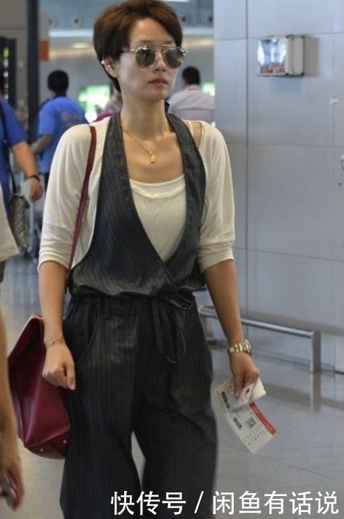 白t|马伊琍果然是清流,白T领口都变形成这样还穿,配背带裤还挺时髦