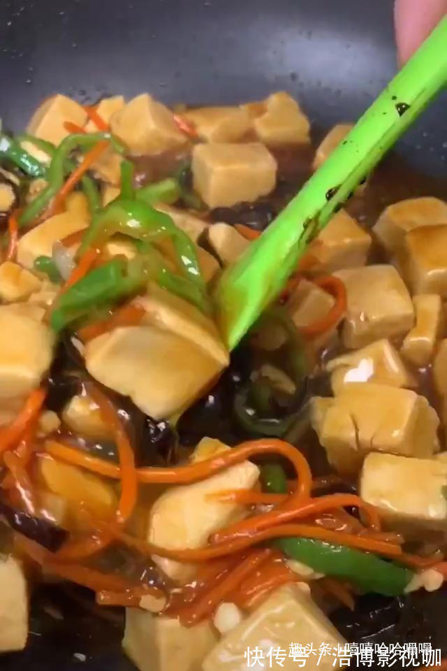 豆腐家常做法之萝卜青椒烩豆腐,色泽艳丽,营养开胃!