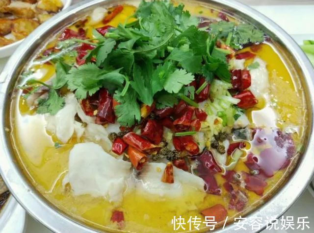 酸菜鱼用上这做法,鱼片滑嫩,酸菜爽口,食欲全开连汤都喝光