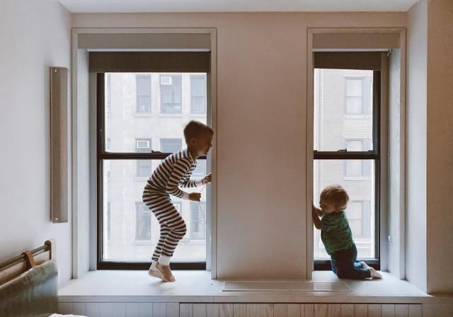 殴打|哥哥蒙头殴打1岁妹妹!二胎爸妈最大的错,是让老大爱老二