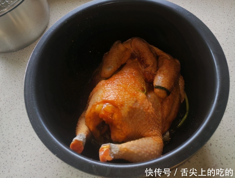 整只鸡丢电饭锅里，不放油不加水，出锅香味四溢还流油，比烤鸡香