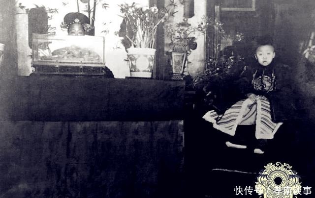 末代皇帝|末代皇帝溥仪三次登基老照片:图四端坐龙椅上,图六身穿龙袍祭天