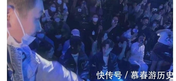 王一博参加活动看秀,身边竟然坐着布布,“神仙友情”让人羡慕