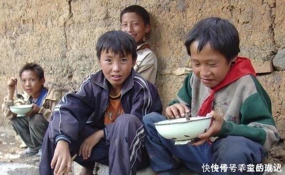 避孕|25岁宝妈家中生四胎,无人照顾,娃喝水充饥,网友:不值得同情