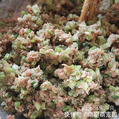  面粉|芹菜牛肉翡翠饺的做法