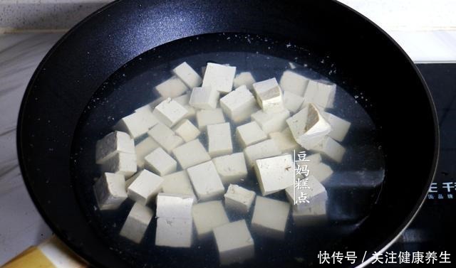 冷天,豆腐和鸡蛋一起蒸,简单又营养,孩子连吃2碗米饭