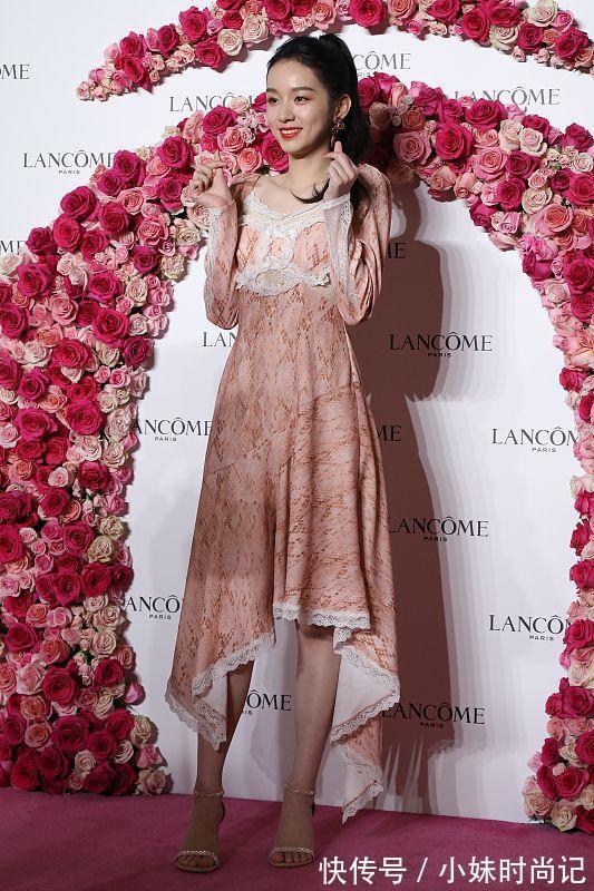 单品|“高人气单品”连衣裙别乱穿,看周也的穿搭示范,简约大气很有范