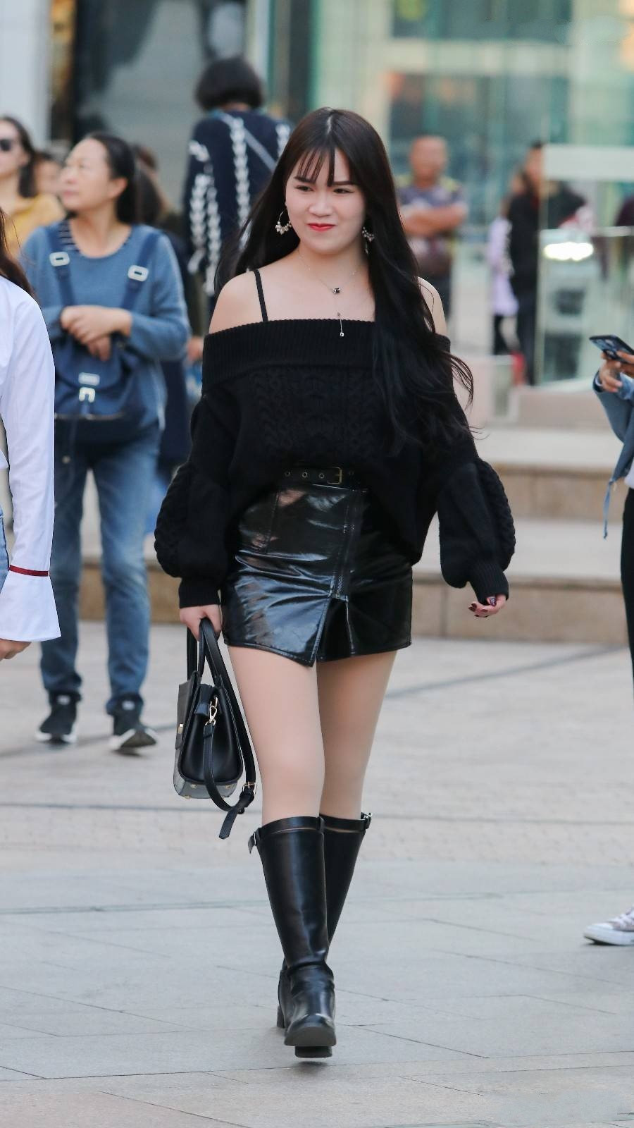颜值和气质都不错的小姐姐, 穿着皮裙很性感