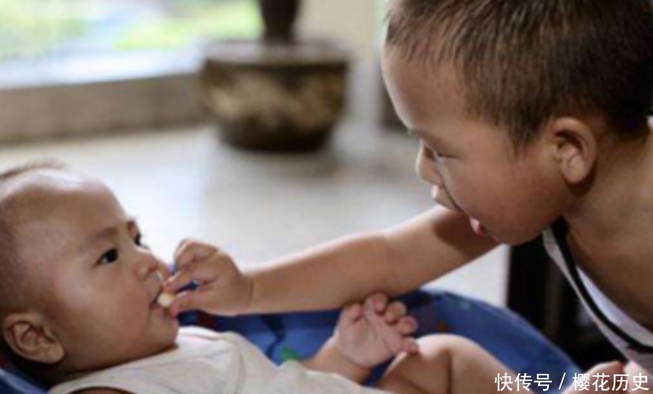 孩子|哥哥一亲近妹妹，妹妹却莫名哭闹，妈妈掀开妹妹衣服失声痛哭