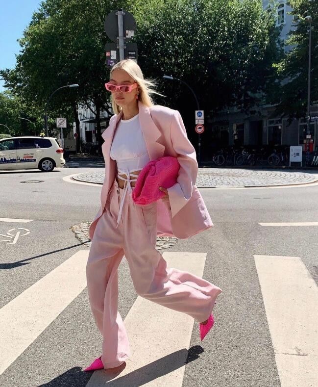 小天才|德国时尚博主真的是穿搭小天才 撞色同色搭配她都能轻松驾驭