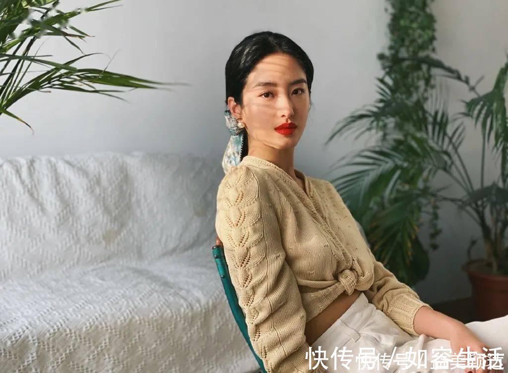 feel|头发出不出油没关系,丝巾绑一下想不出圈都难