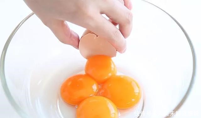 你别瞎捣鼓面粉了!照这个方子做的电饭锅蛋糕,才能称霸朋友圈