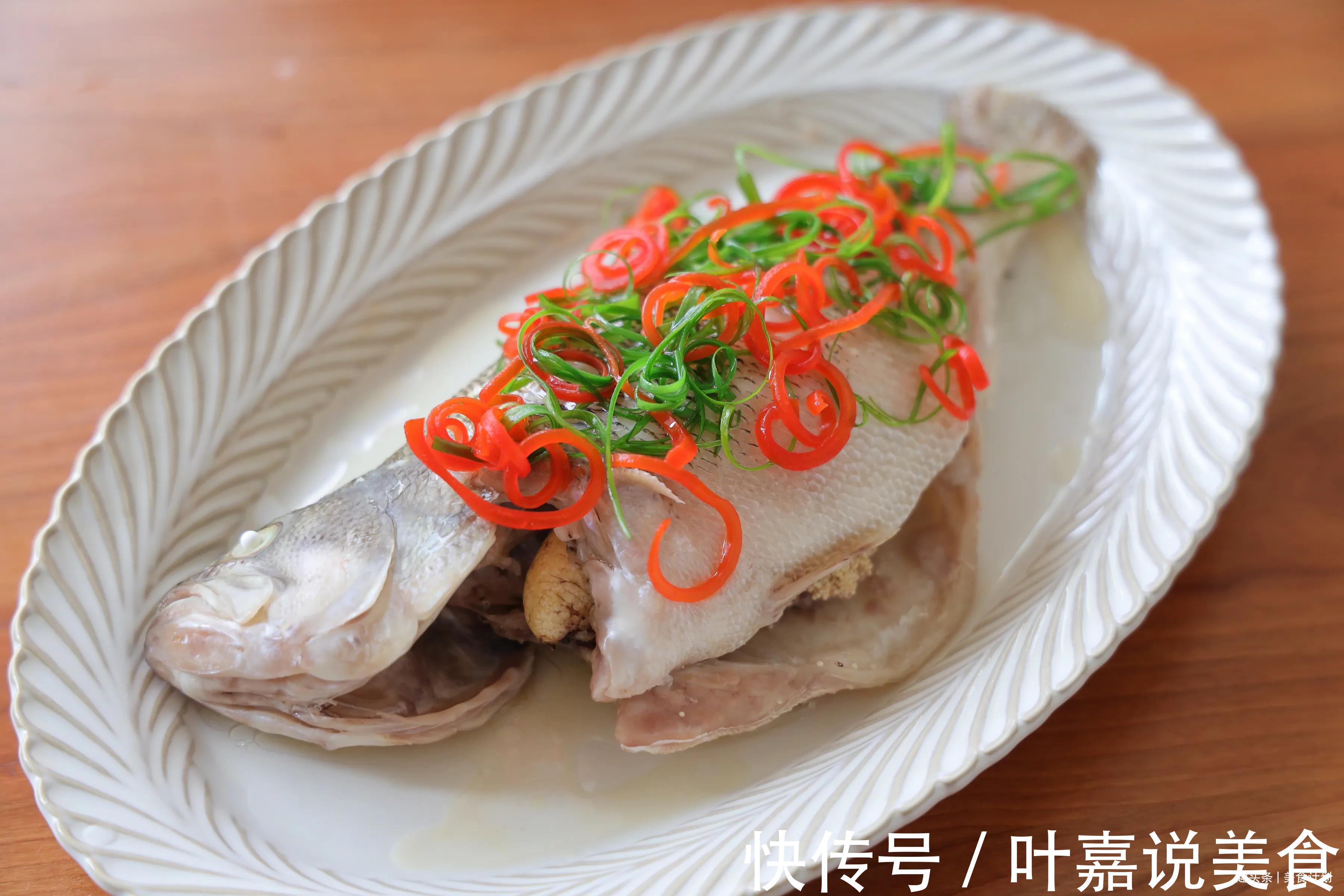 孩子最爱吃的清蒸鲈鱼,简单蒸一蒸,肉质鲜嫩,清淡不油腻