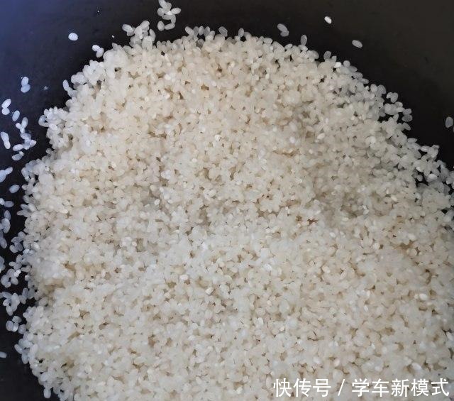 咸肉香肠焖饭,焖五分钟,香气扑鼻啊!