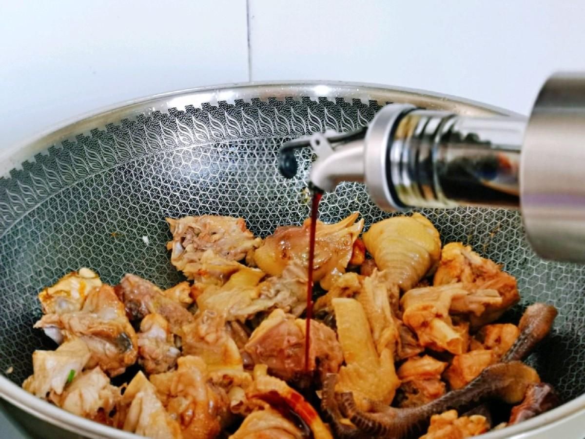 老小|家常红椒烧鸡块，做法简单，鸡肉鲜嫩不柴，全家老小爱吃