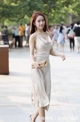 绸缎|一袭米白色绸缎连衣裙,轻轻一笑太撩人
