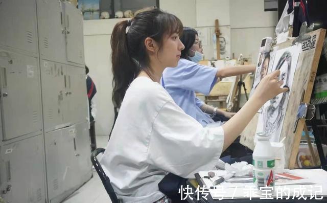 学霸|美术画作好坏如何“评判”,老师的“逆向审美”给出答案:丑≠差