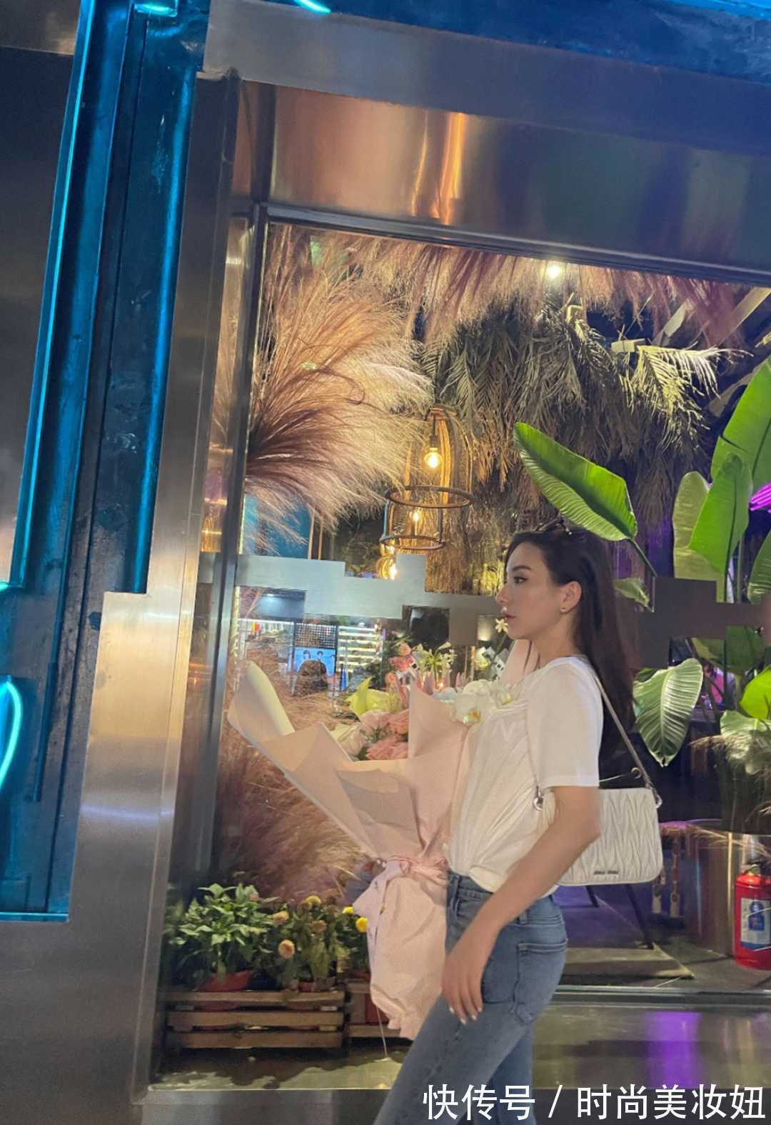 t恤|天王嫂“方媛”真低调,穿T恤配牛仔裤上班,没有一点明星架子