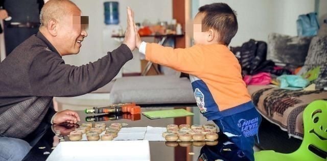 小学生作文|小学生作文《爷爷》,全篇26字没有华丽语言,却让人感动