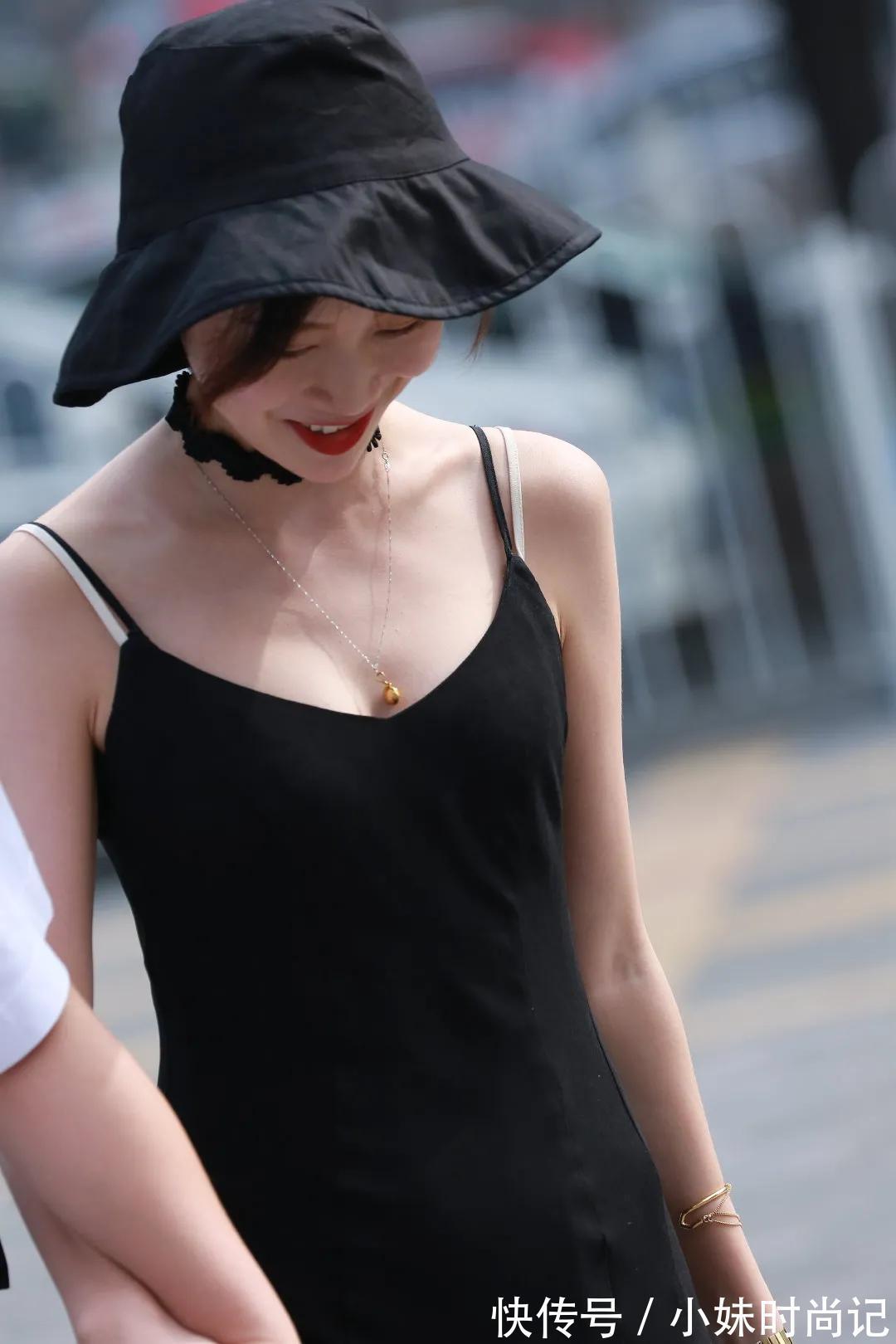 街拍 街拍:漂亮闺蜜手牵手