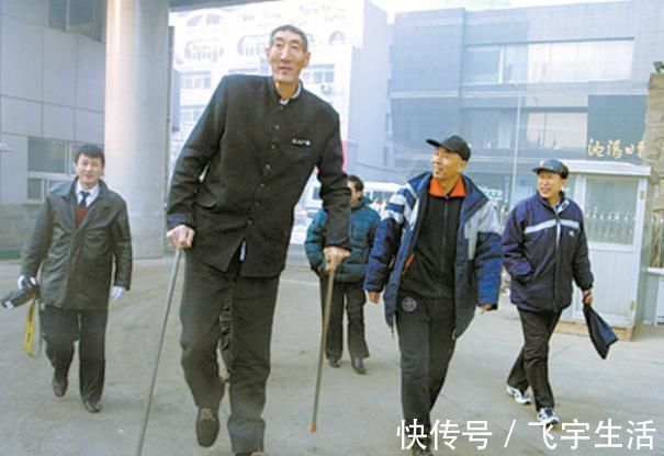 孩子|中国第一巨人鲍喜顺不听医生劝告,执意生下一子,一家现状如何