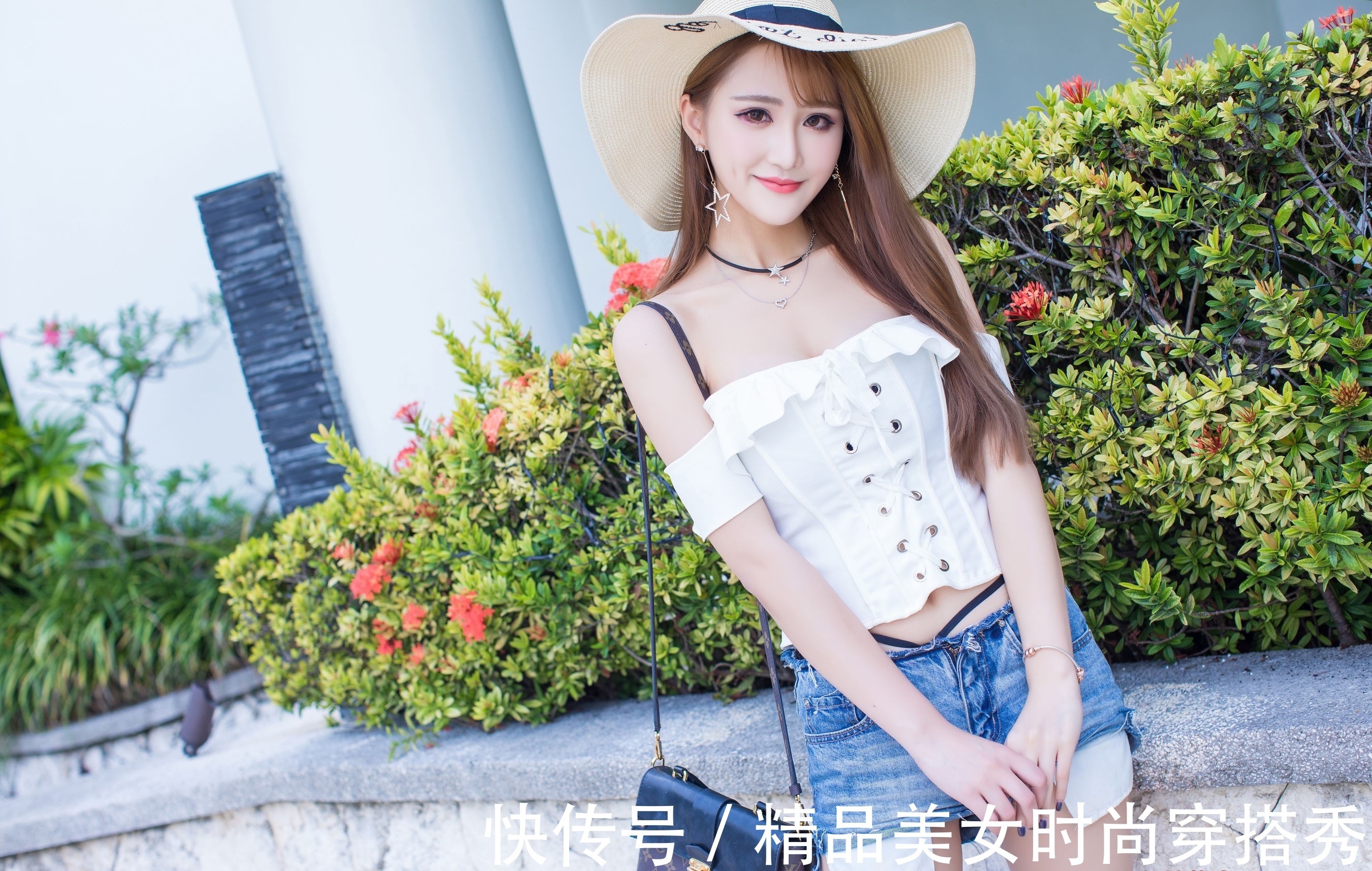 小姐姐|白色的一字肩上衣,下搭浅色的牛仔短裤,清凉有型,优雅又时尚