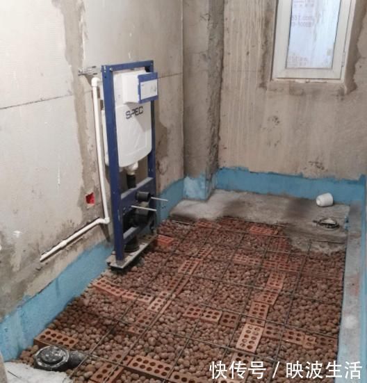 开发商|卫生间做防水记得多装一根管子,防水层坏了也没事,师傅直夸内行