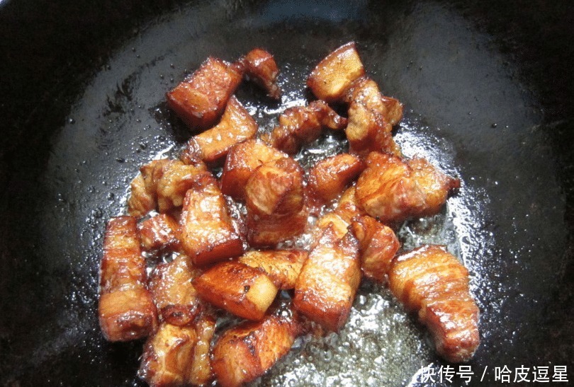 炒糖色,别直接炒糖!大厨:多做1步,颜色红亮,味道香甜不发苦