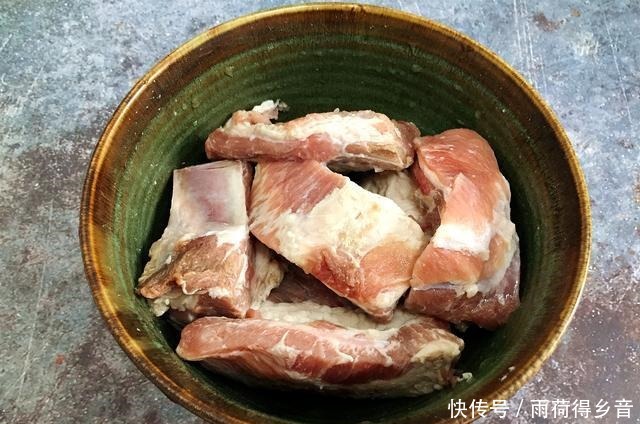 滋滋|烤排骨怎么做最好吃放上调味料,烤得滋滋冒油花,紧致焦香!