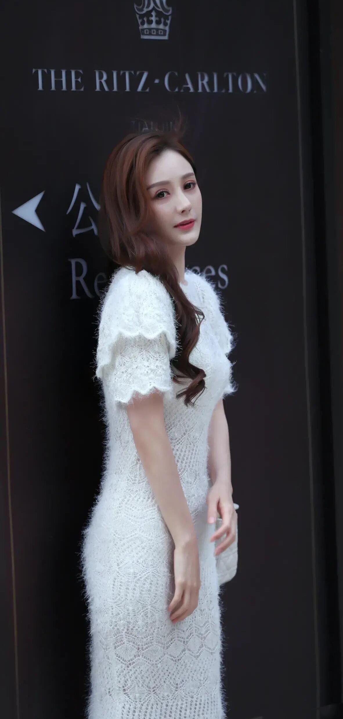 白色短袖|夏末秋初的甜美风穿搭,白色短袖针织连衣裙,优雅大方显气质